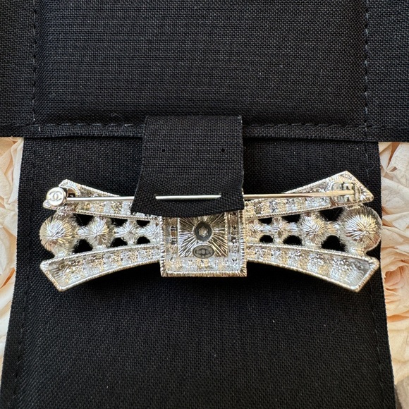CHANEL 23S SILVER TONE BOW LARGE PEARL CC LOGO CRYSTAL CRYSTALS BROOCH PIN - Picture 9 of 13
